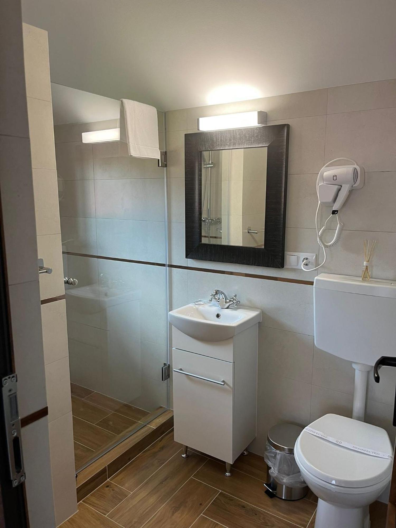 Kilometru108 Hotel Leordina Luaran gambar